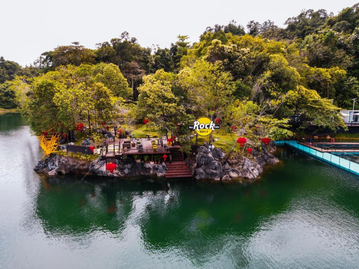 Roxy Tasik Biru Resort City Bau Exterior photo