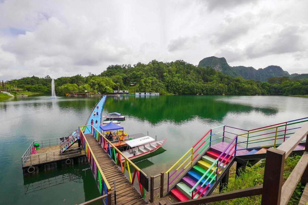 Roxy Tasik Biru Resort City Bau Exterior photo